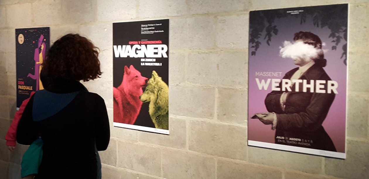 Tres afiches para ópera diseñados por Martín Gorricho integran la muestra del Salón Nacional de Diseño.