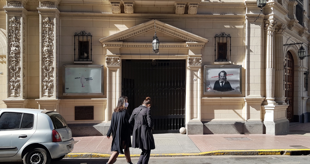 Diseño de identidad Teatro Nacional Argentino - Teatro Cervantes - afiches en fachada del teatro