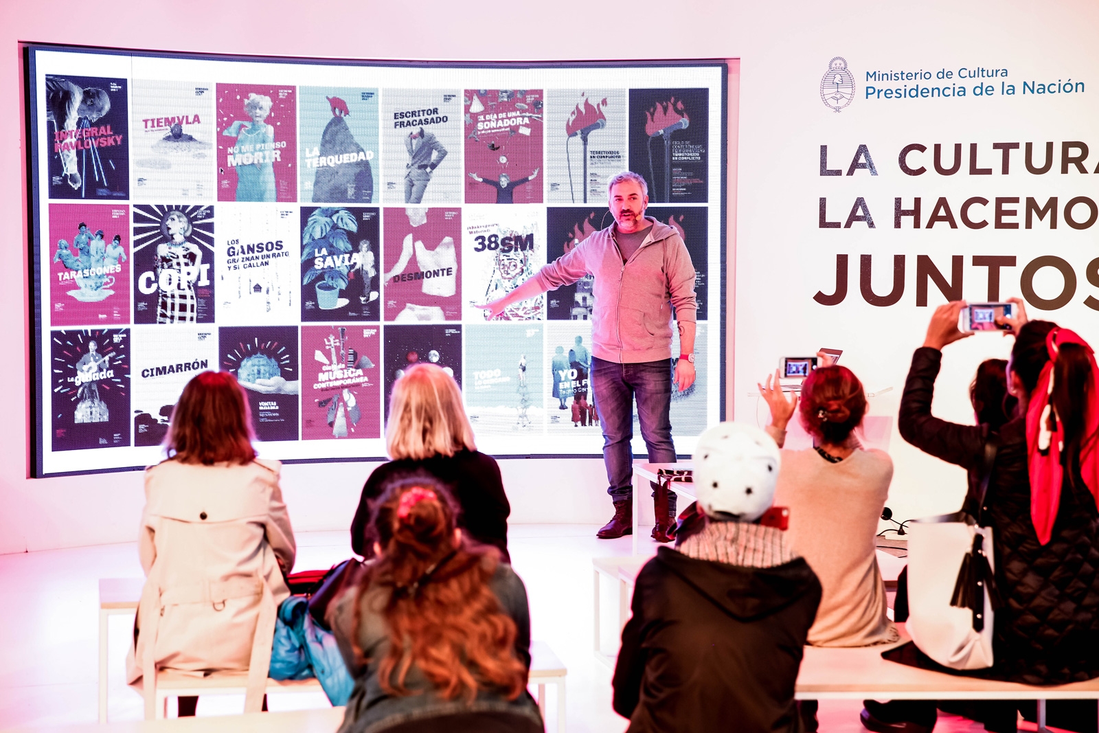 Charla de Martín Gorricho en la Feria del Libro de Buenos Aires. El diseño de identidad y el diseño de afiches para el Teatro Nacional Argentino - Teatro Cervantes.