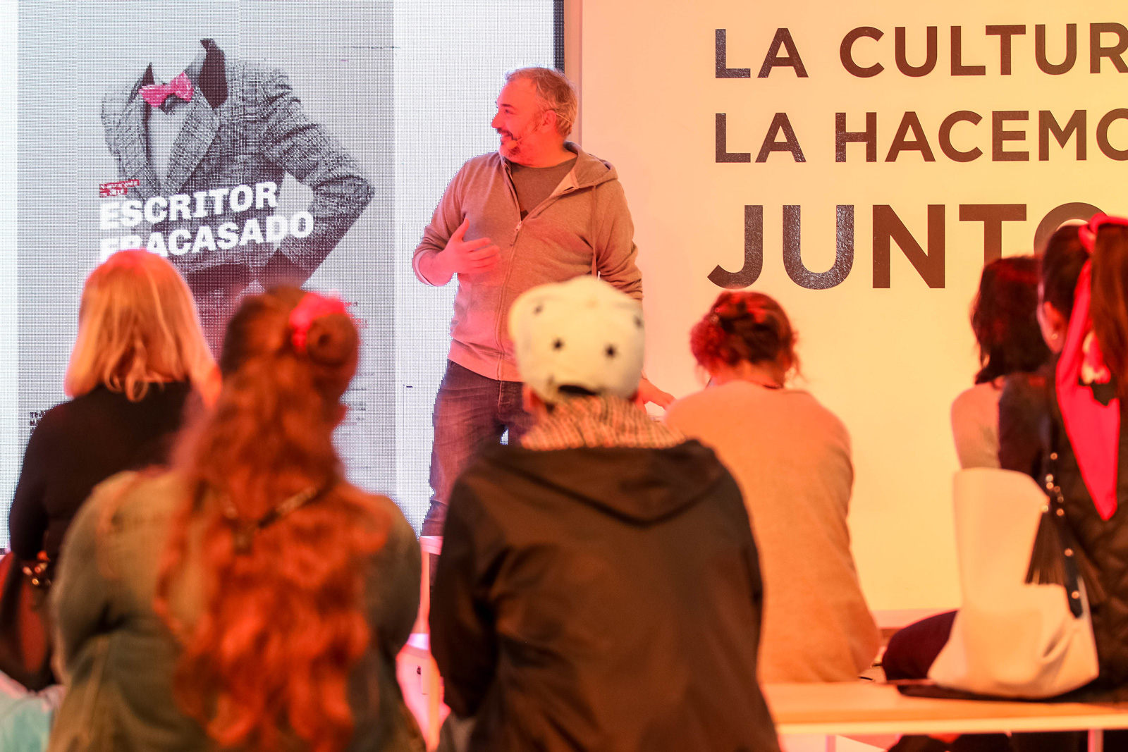 Martín Gorricho en la Feria del Libro. Charla sobre el diseño de afiches para el Teatro Nacional Argentino - Teatro Cervantes.