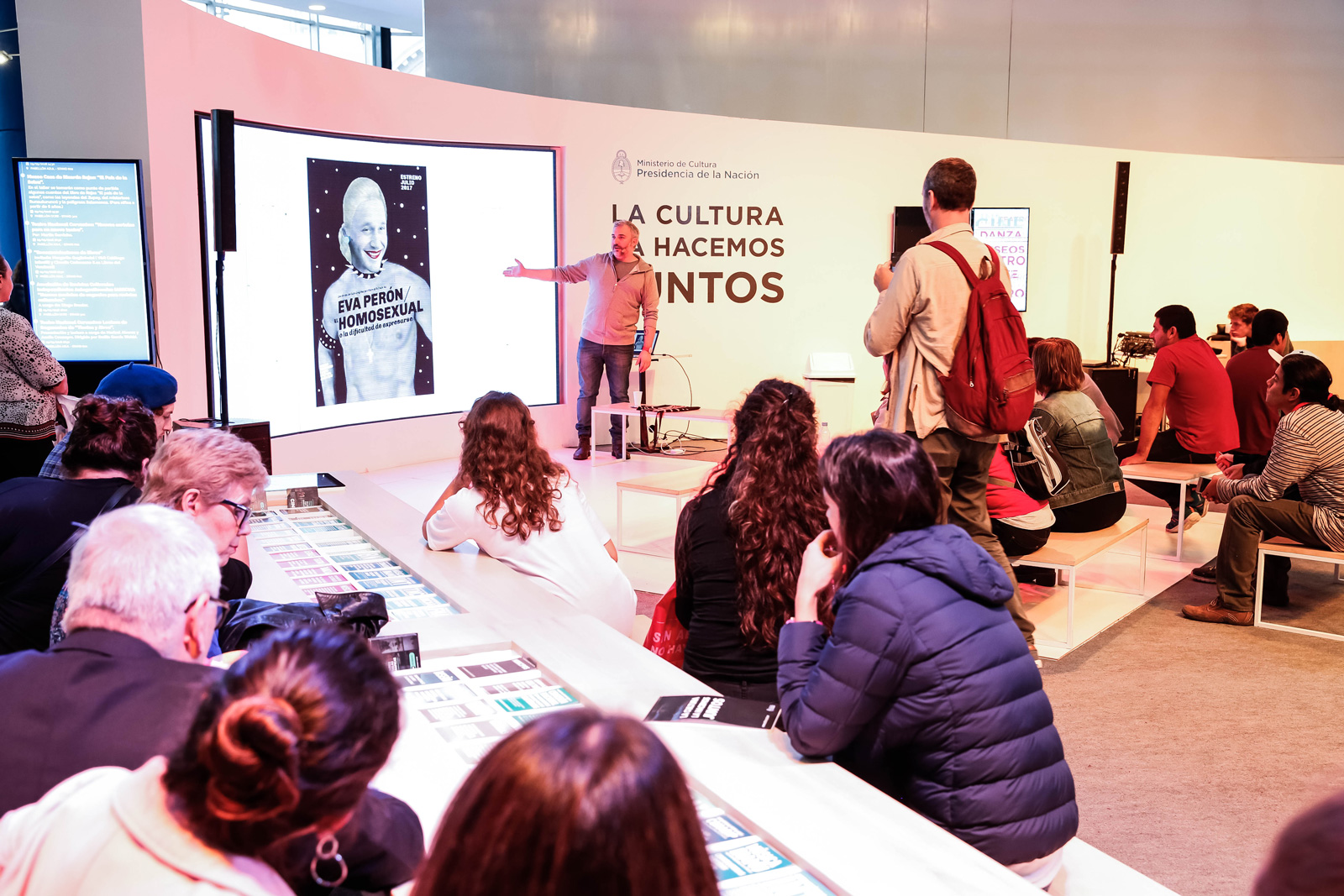 Charla de Martín Gorricho en la Feria del Libro de Buenos Aires. El diseño de identidad y el diseño de afiches para el Teatro Nacional Argentino - Teatro Cervantes.