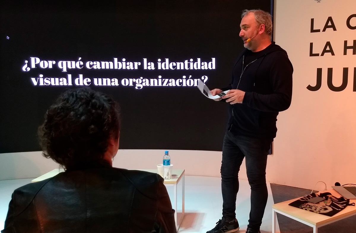 Charla de Martín Gorricho en la Feria del Libro de Buenos Aires. El diseño de identidad y el diseño de afiches para el Teatro Nacional Argentino - Teatro Cervantes.